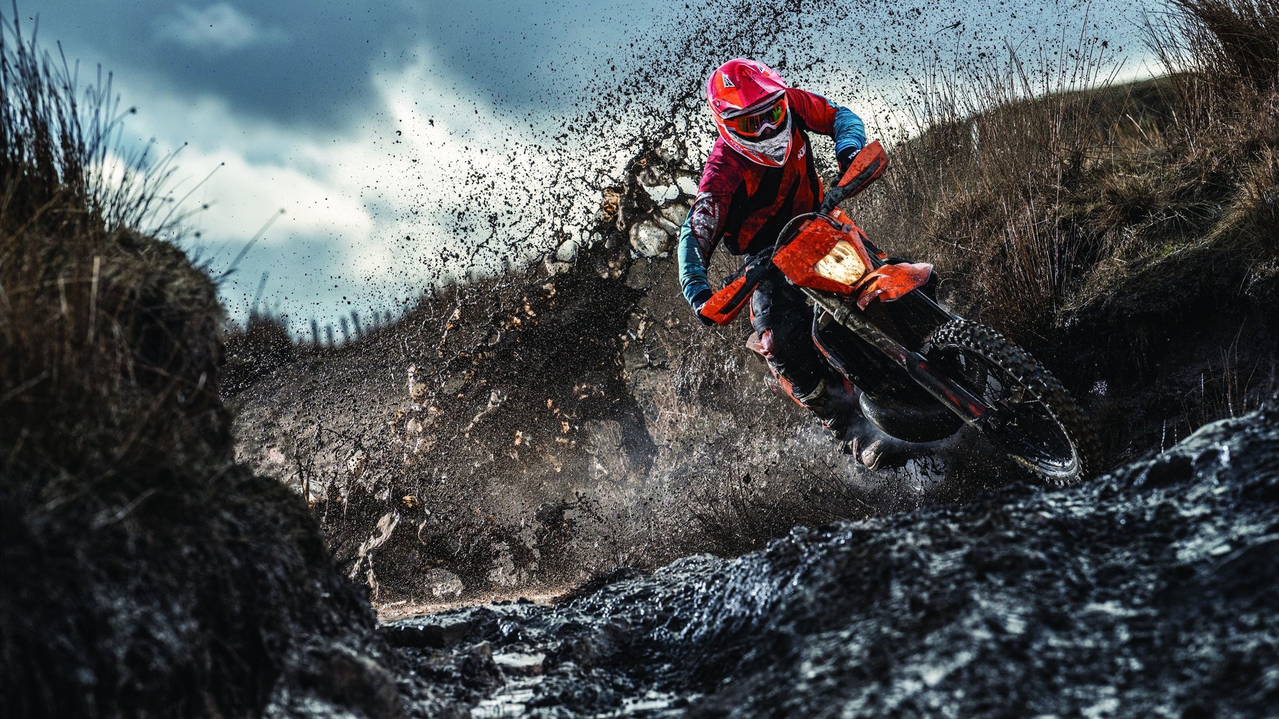 奇克男子篮球在国际邀请赛中表现抢眼，晋级关键一战